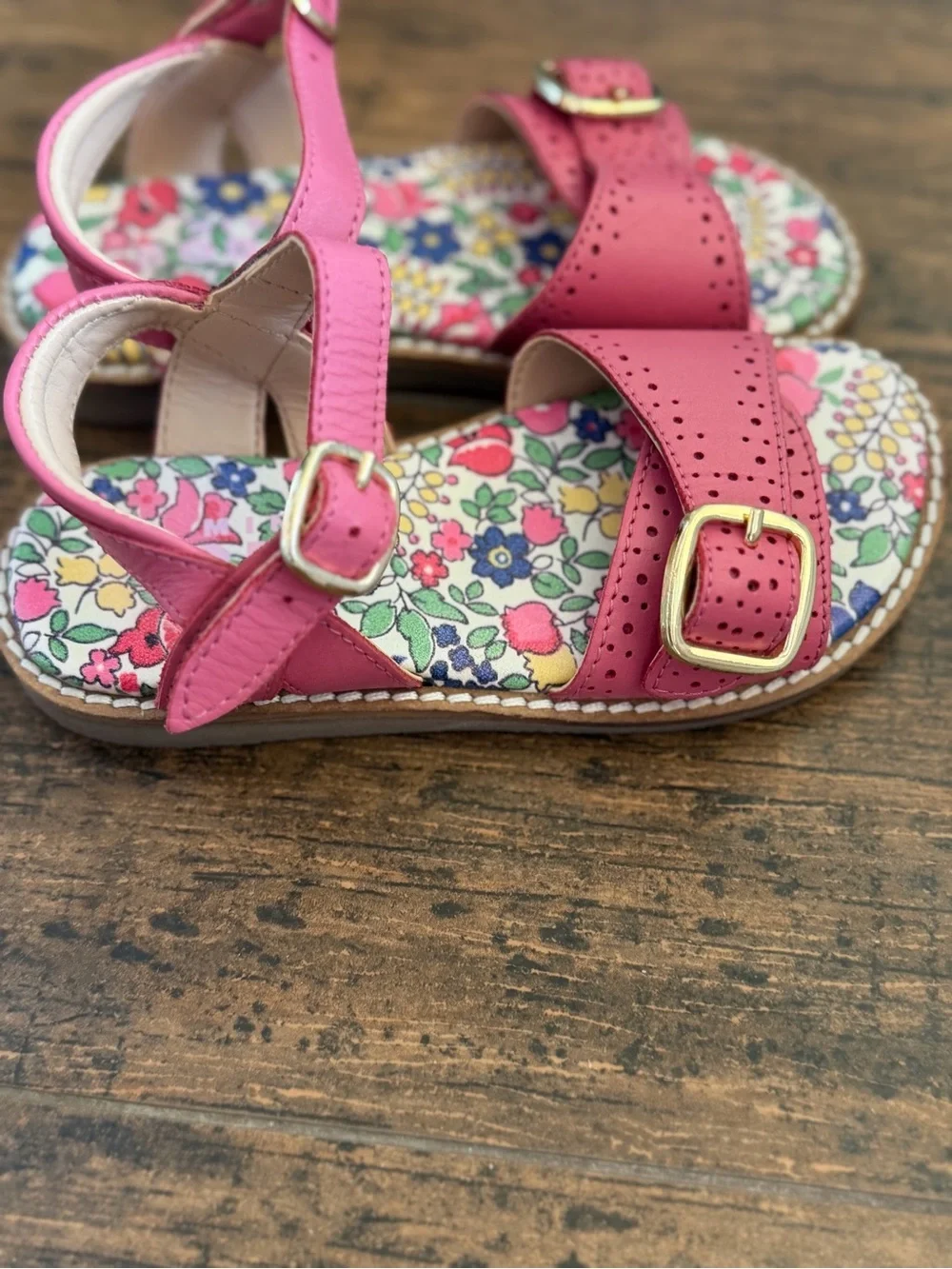 Mini Boden pink leather buckle sandals size 26
